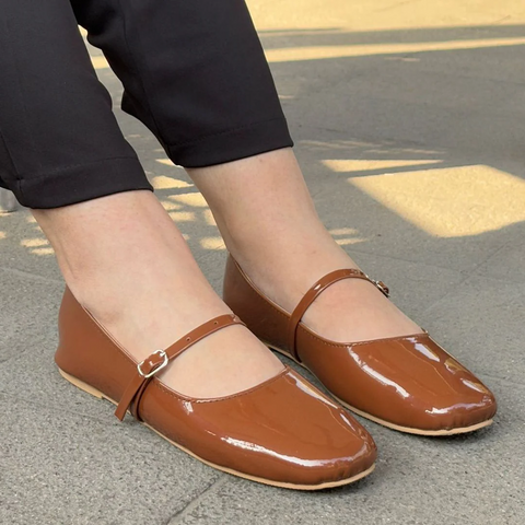Dove Janes Glossy Classic Pump